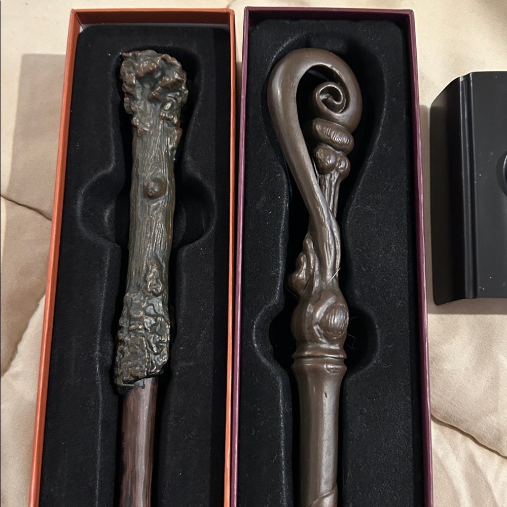Harry Potter wizarding wands from Universal Studios - used once for 20 min. - Picture 3 of 3